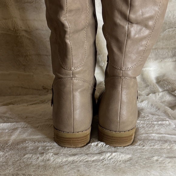 Chic Tan Boots for Women - Picture 5 of 7